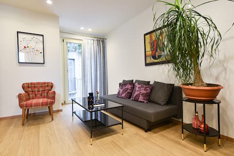 Popular Airbnb listing: Charming apartment in the center in ΑΜΕΡΙΚΗΣ