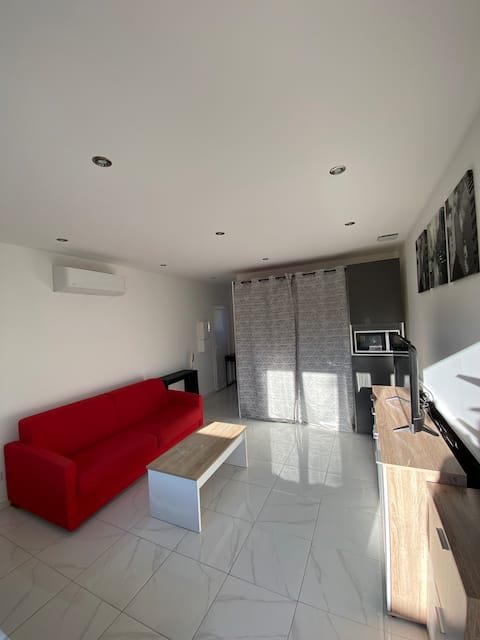 Popular Airbnb listing: Independent studio in Blagnac