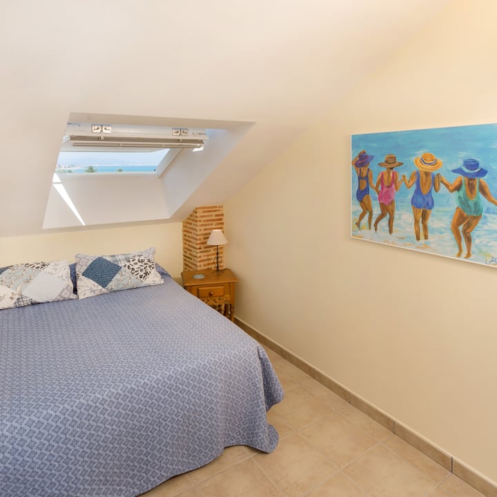 غرفة نوم صغيرة ثالثة في الطابق العلوي بإطلالة على المحيط