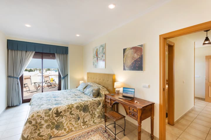 غرفة النوم الرئيسية بإطلالة رائعة على الجبال