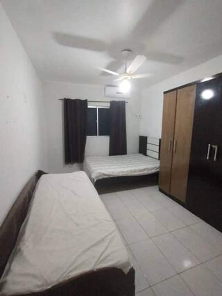 Camera 1 con letto a due piazze: letto matrimoniale, letto matrimoniale e 1 armadio con 4 porte a disposizione degli ospiti.