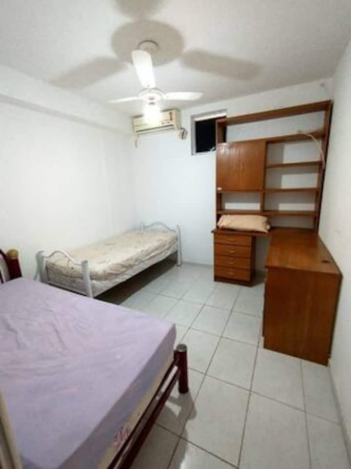 Camera 2 con split: 2 letti singoli ed 1 libreria. 