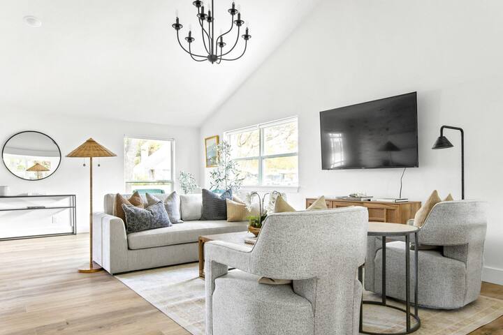 Coastal Modern Dream Home in Prime North Dallas gallery image 2