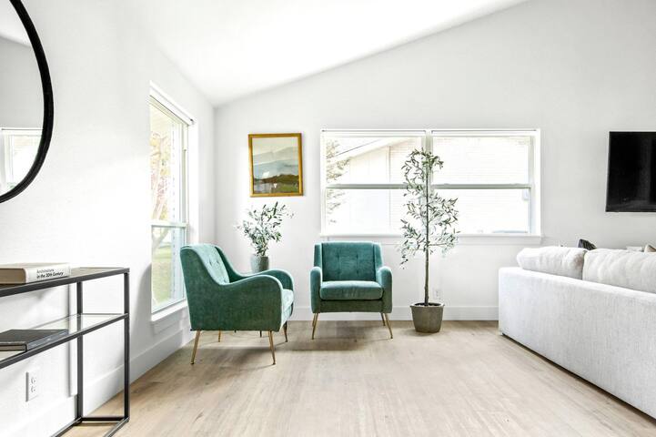 Coastal Modern Dream Home in Prime North Dallas gallery image 4