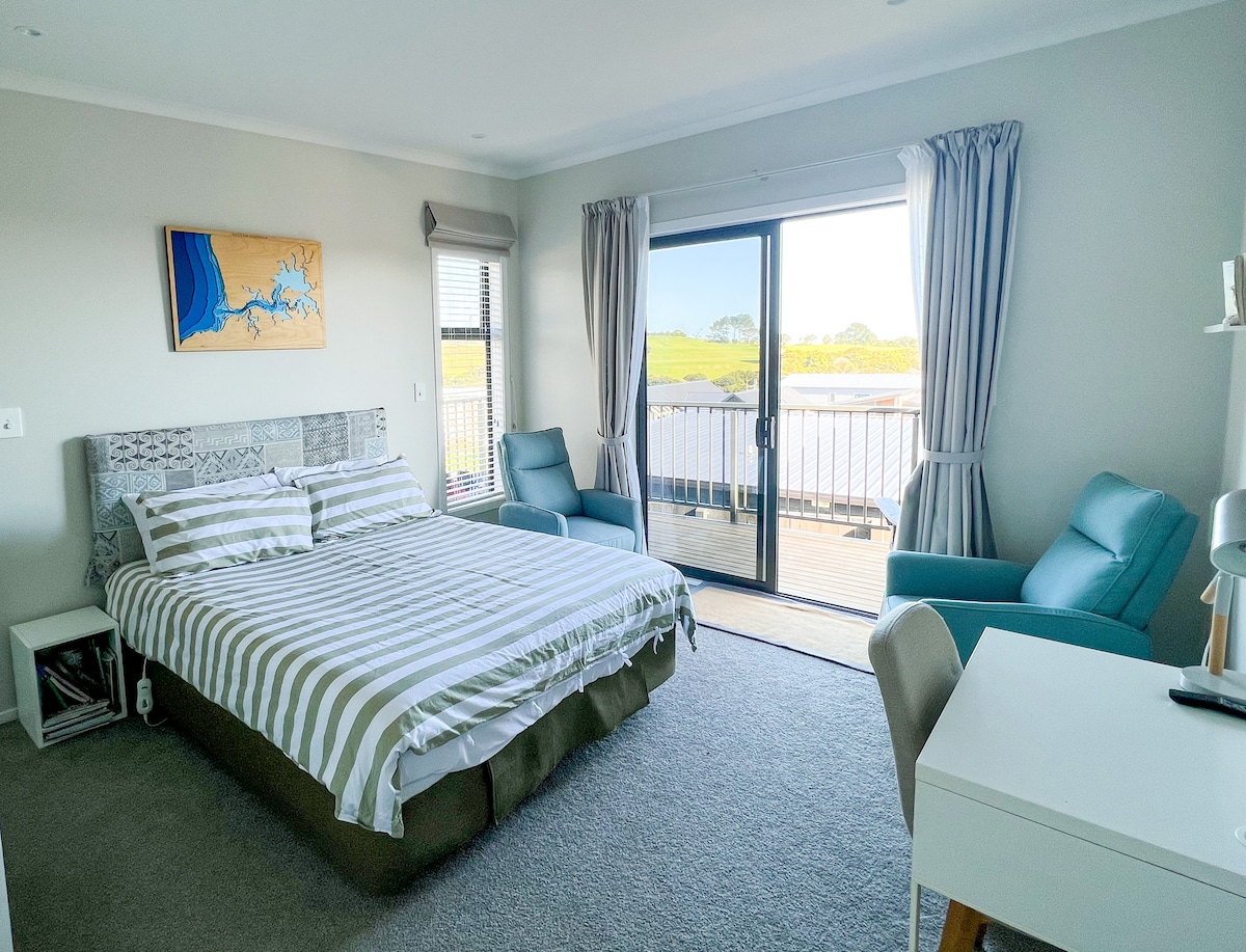 舒适的标准双人床。 河口和高尔夫球场的美景。