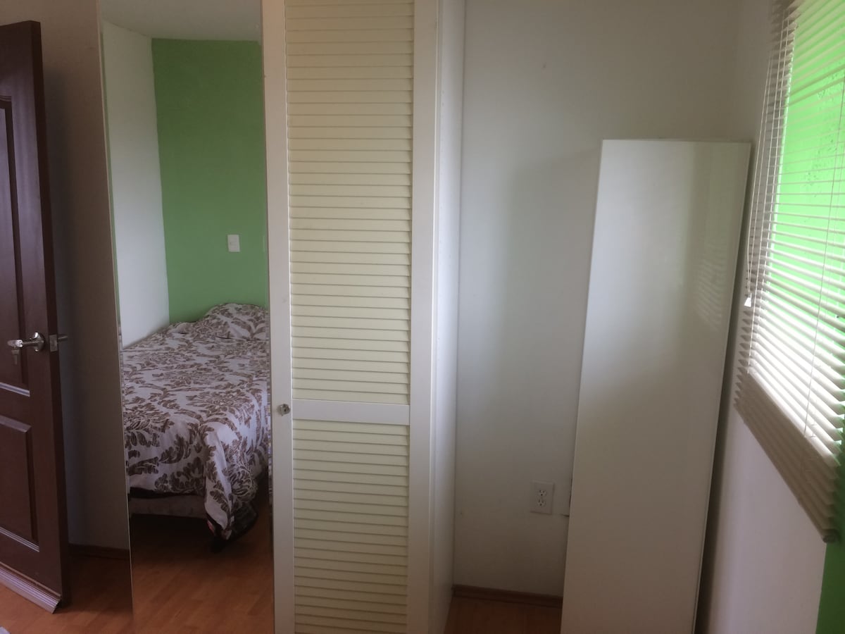 ตู้เสื้อผ้าและห้องนอนชั้นวางผ้าเช็ดตัว 2