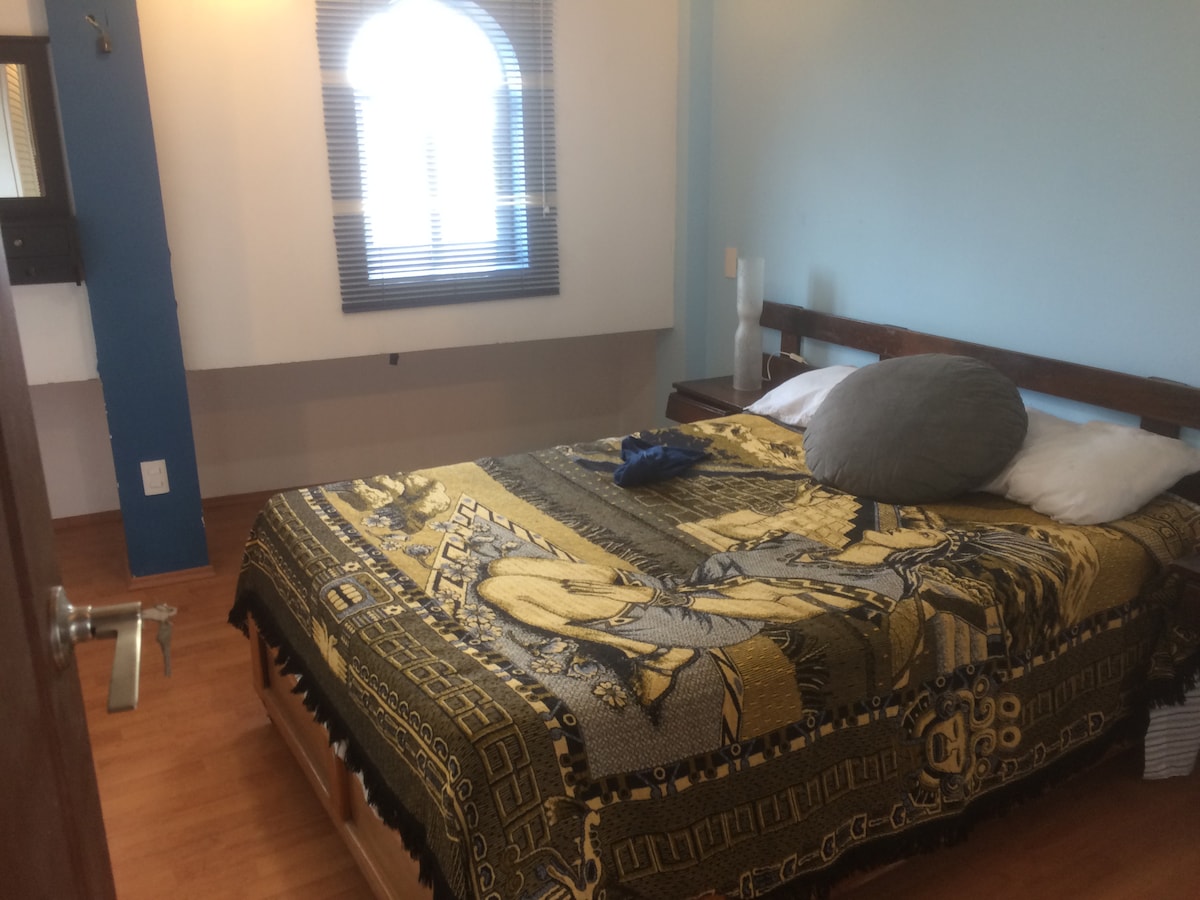 ห้องนอนใหญ่พร้อมเตียงคู่ตู้เสื้อผ้าและห้องน้ำเต็มรูปแบบส่วนตัว