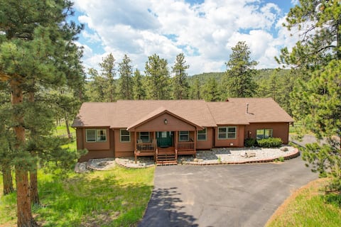 Spacious + Modern Mountain Cabin w/ XL Hot Tub