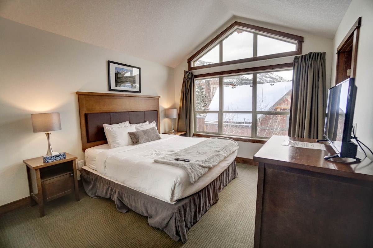 Main bedroom with vaulted ceilings, great sunrise views, king bed, & 4-piece ensuite bathroom
3rd Floor