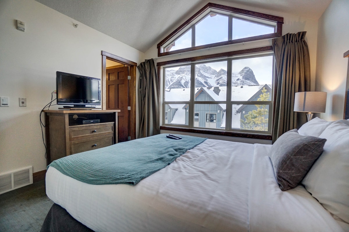 Second bedroom with beautiful views of Mount Lawrence Grassi & Ha Ling Mountain.
Enjoy the great afternoon sun and sunset views!
Comes with Queen bed, ensuite 4-piece bathroom, television and vaulted ceilings.
3rd Floor