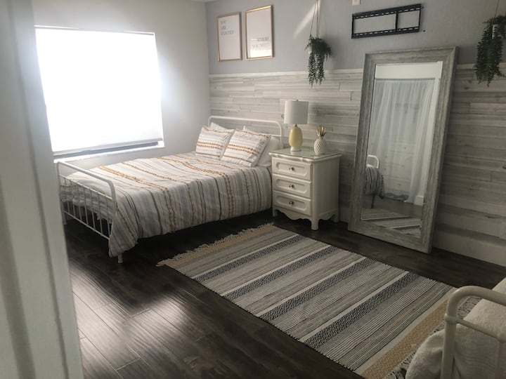 Velika gostinjska soba s udobnim bračnim krevetom i dnevnim krevetom 