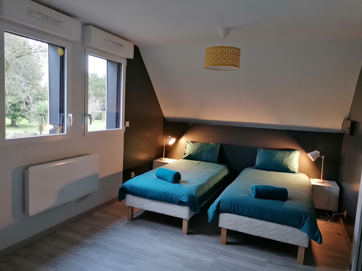 Slaapkamer 2 : 2 aparte bedden die kunnen worden verzameld om een kingsize bed te produceren
Slaapkamer 2 : 2 x 1 persoonsbed dat in elkaar kan worden gezet om een kingsize bed te krijgen.