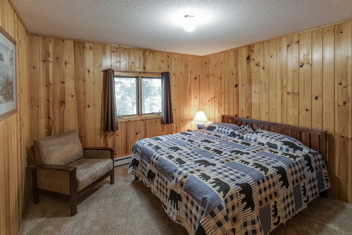 חדר השינה השני של בית ההארחה, מיטת קינג סייז.