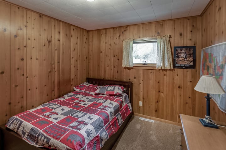 מיטה בגודל מלא עם מיטה זוגית. חדר שינה שני בבית הראשי.