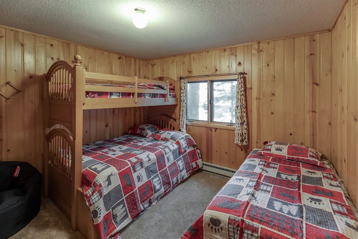 חדר השינה הראשון בבית ההארחה. לאף אחד מעל גיל 40 מותר לעלות על המיטה העליונה.