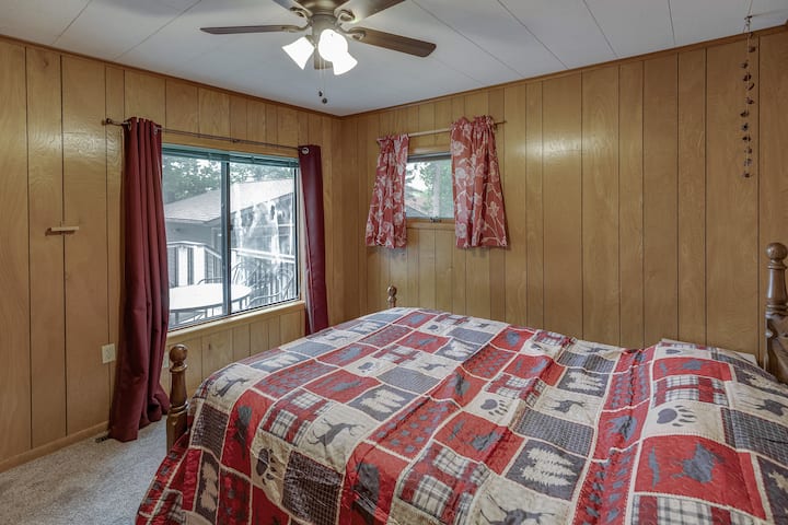 חדר שינה שלישי בבית הראשי. מיטת קווין סייז.