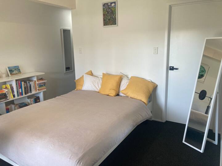 Cama doble principal con baño privado y vestidor 