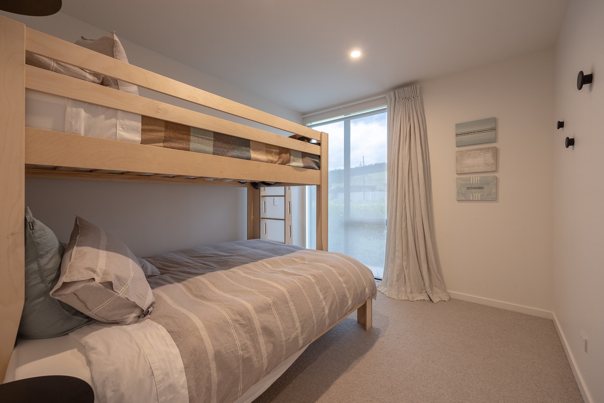 Стилни и удобни двуетажни легла.