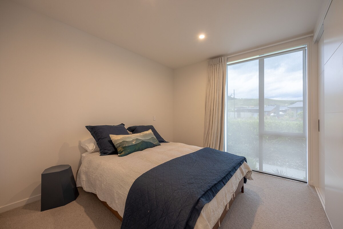 Спалня с гардеробно  пространство.