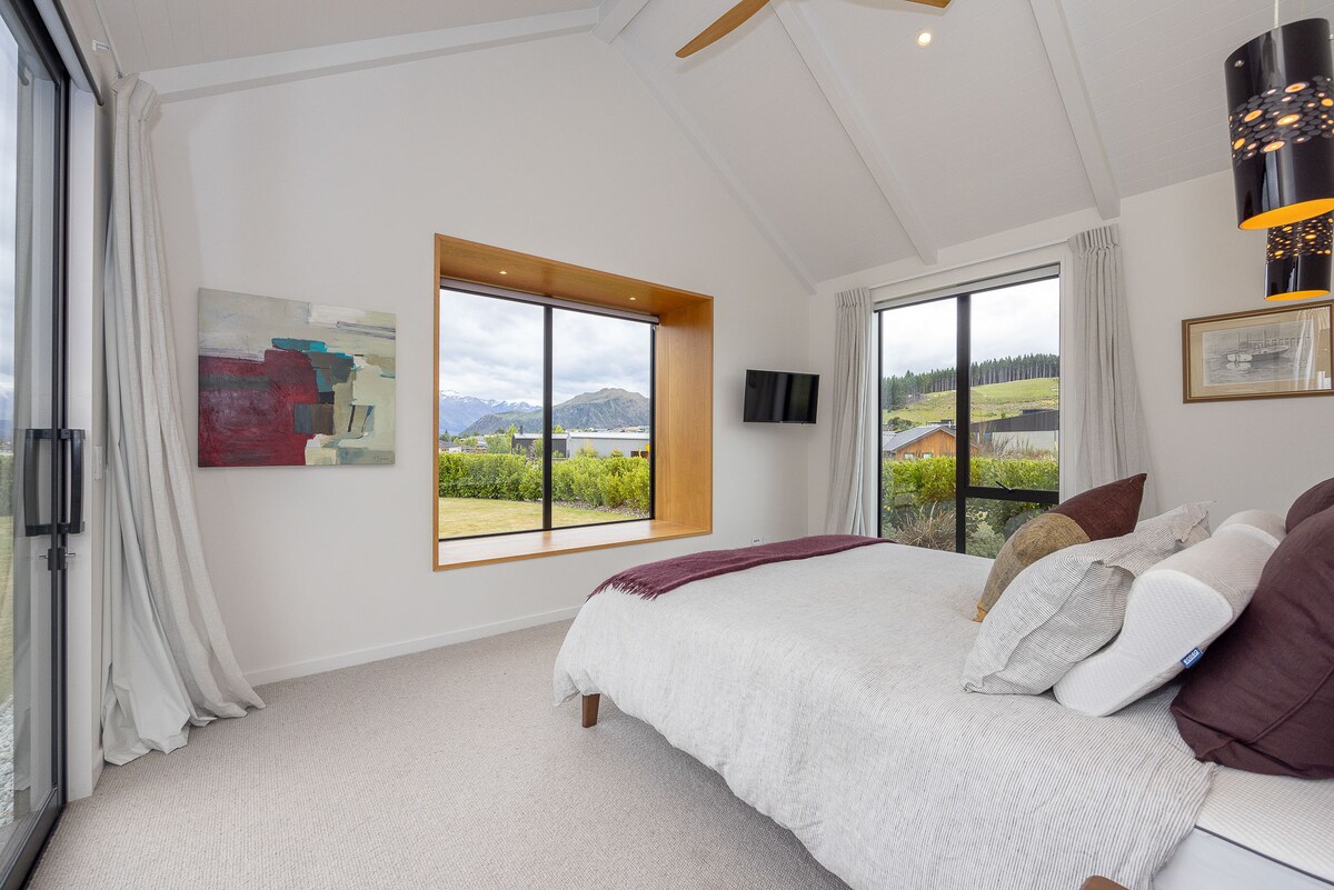 Просторна спалня със спираща дъха гледка.