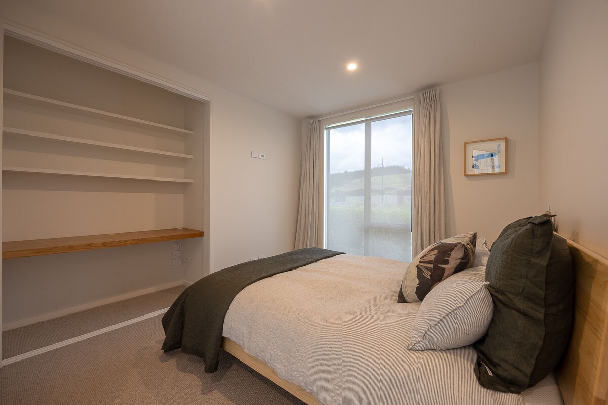 Стилна и удобна спалня.