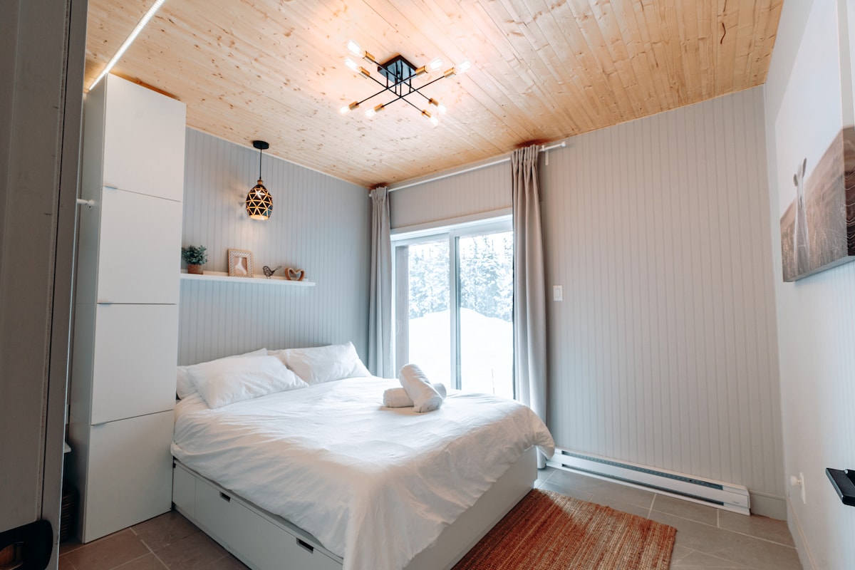 The Sheep bedroom with pine ceiling and bohemian feeling. Queen size bed with firm mattress. Heated floor and different lights to set the mood.