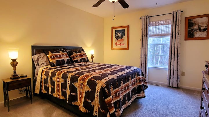 Dormitorio alegre y vintage. Cama queen con USB y centrales eléctricas en cada mesita de noche. Vestidor y armario.