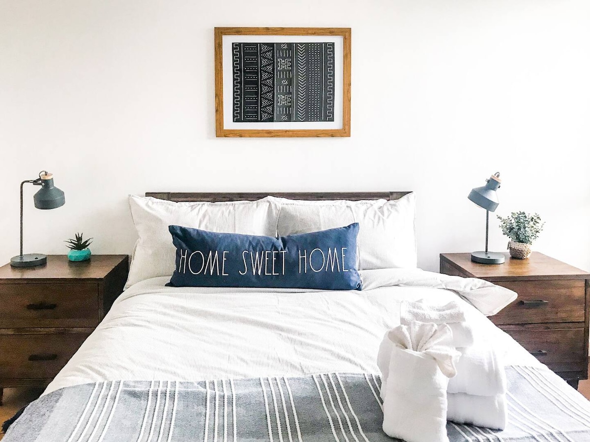 时尚的卧室，时尚的装饰和宽敞的窗户，非常适合放松身心。