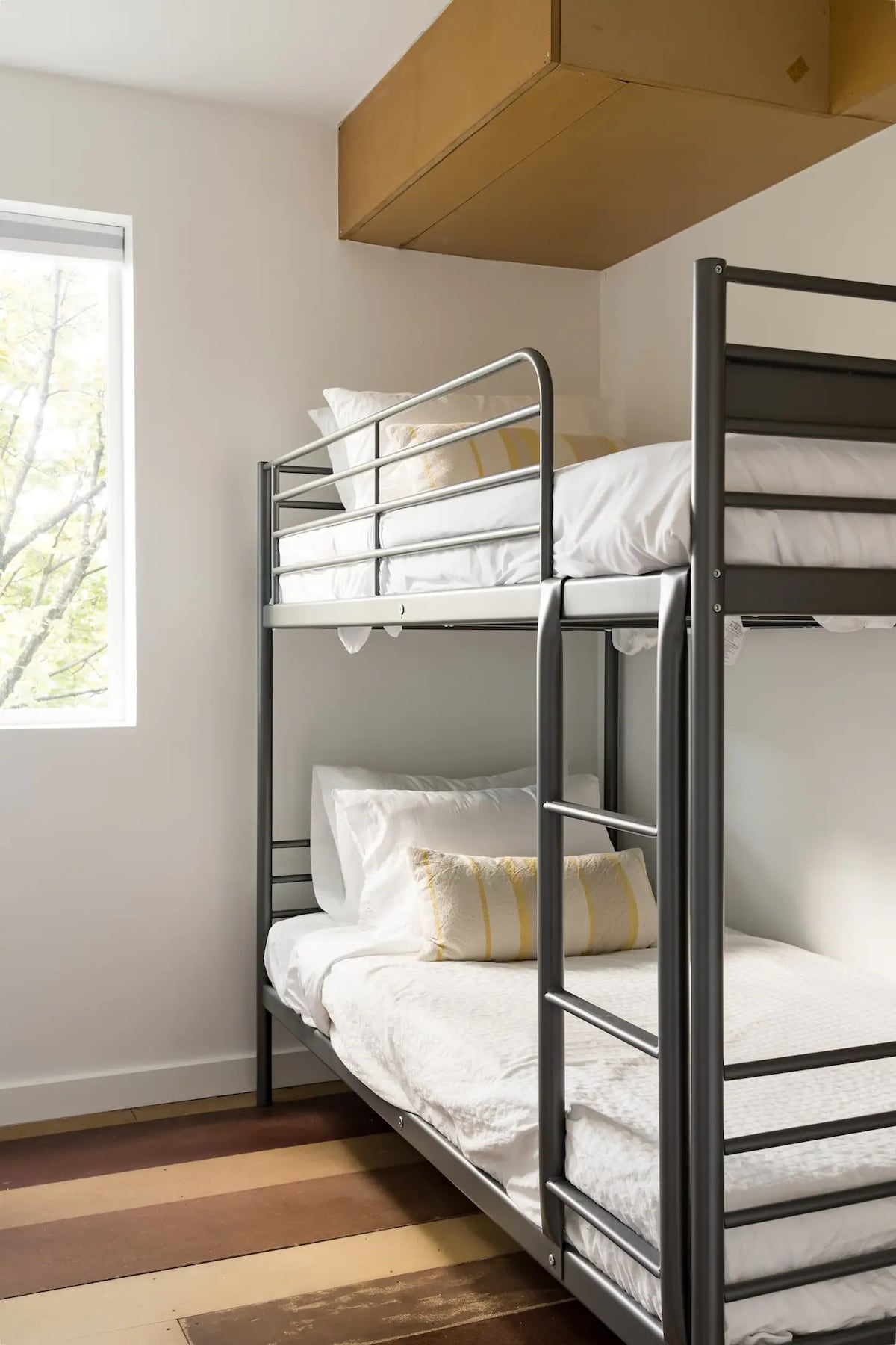 温馨的氛围，配备双层床和大窗户！