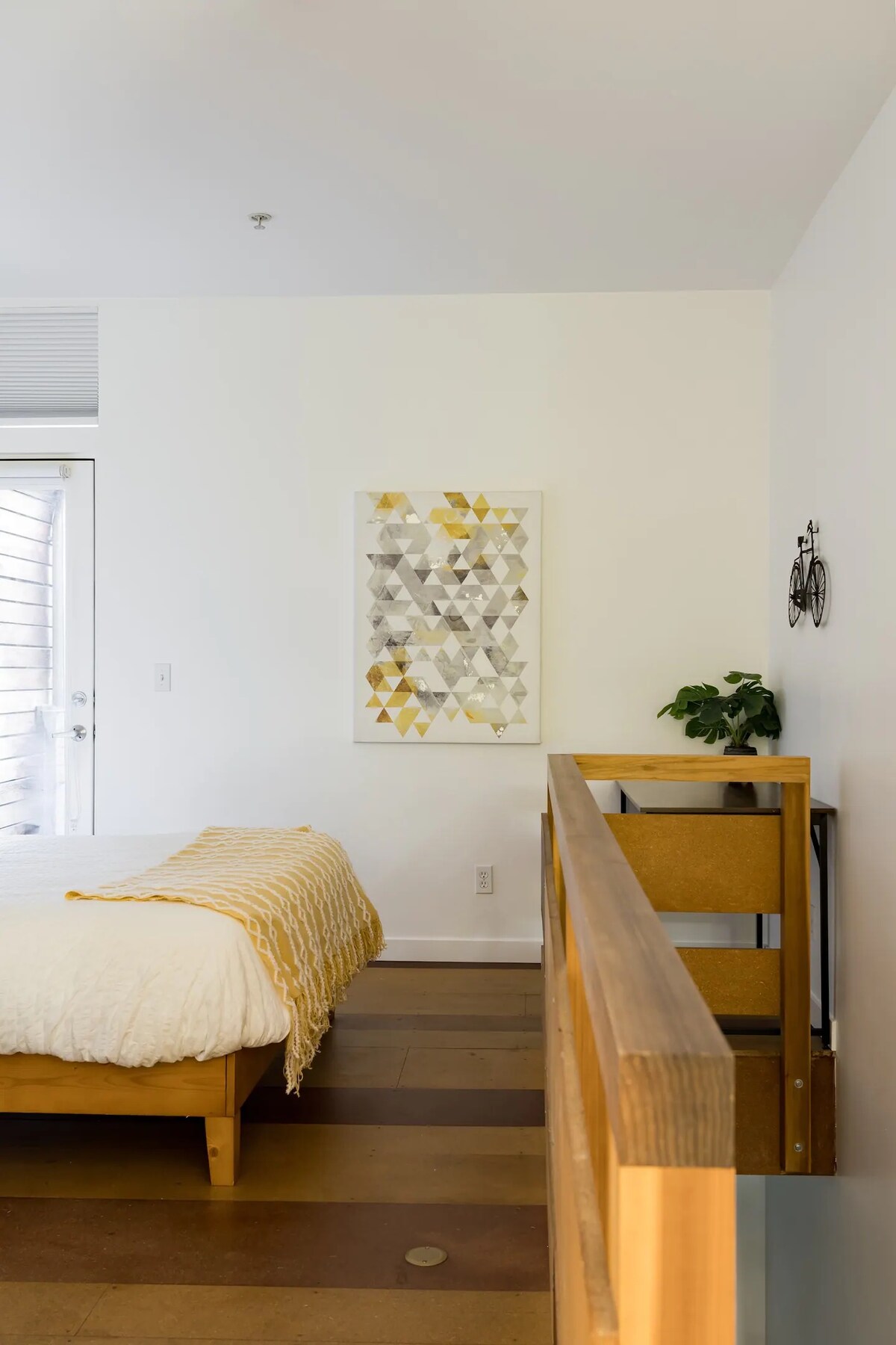 卧室和楼梯的侧视图。