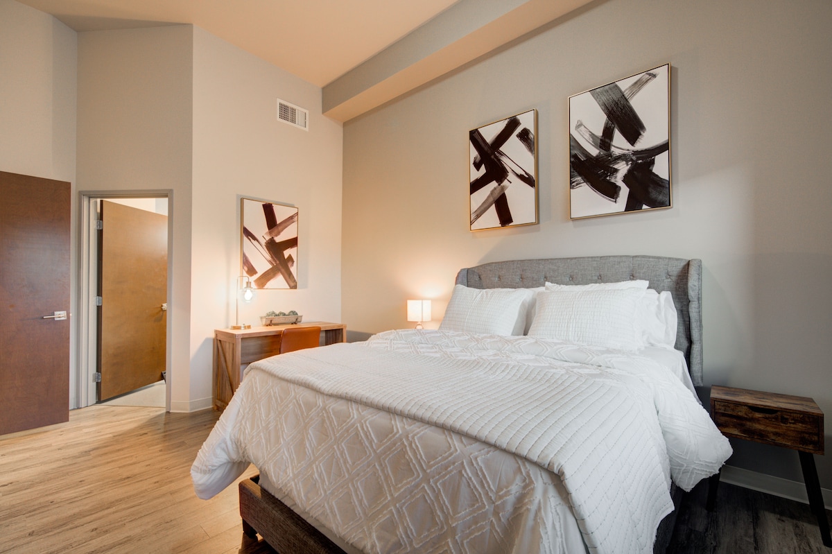 โอเอซิสในห้องนอน: การตกแต่งที่หรูหรา สิ่งอำนวยความสะดวกที่ทันสมัย และที่พักผ่อนที่เงียบสงบสำหรับค่ำคืนที่ผ่อนคลาย!