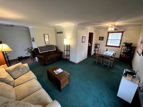 Cozy Ranch 2BR home with Office & Large TV