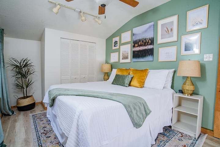 Нашата зелена стая разполага със спокойна фото стена, която ви връща обратно към природата.  Във всяка стая има телевизор, свързан с ROKU, както и достъп до електрически контакти за зареждане на устройствата ви.  