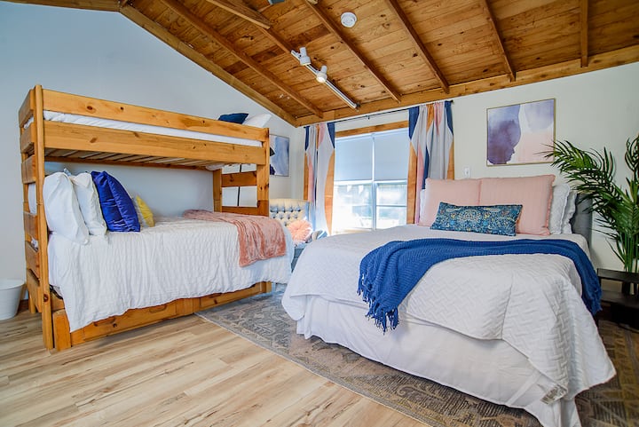 Спалнята се гордее с прекрасни, сводести тавани, идеални за семейства с двойно легло, пълно легло на долния етаж и близнак над него. Насладете се на сладко лакомство от „Най - старата пекарна в Тексас“ (на 13 мили), след което се сгушете в уютния стол, за да прочетете книга.