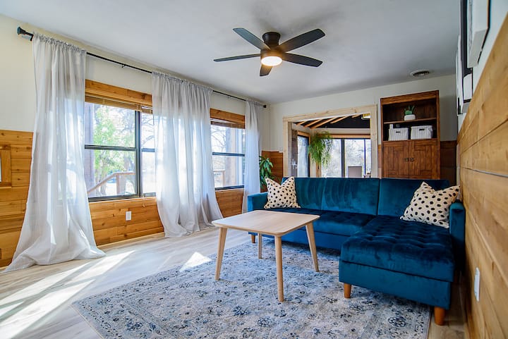 Този диван се сгъва до легло и има място за допълнителни чаршафи и одеяла.  Когато приятелите/семейството искат да се свържат чрез игри и добър смях, посегнете към шкафа в тази стая, за да намерите класически настолни игри, карти, пъзели и детски книги.