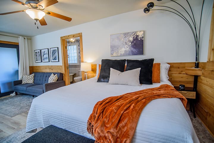 Тази основна спалня изглежда като луксозно бягство с хотелско легло. Тази стая разполага с разтегателен диван, на който могат да се настанят двама души, и скрин за този дълъг престой, от който се нуждаете. Осигурени са допълнителни чаршафи и спално бельо. 
