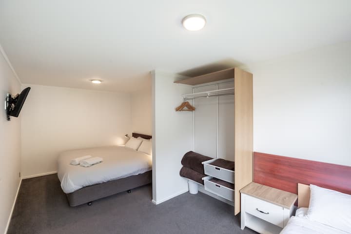  Spálňa 1: s manželskou posteľou King a jednolôžkom v mestskom dome B