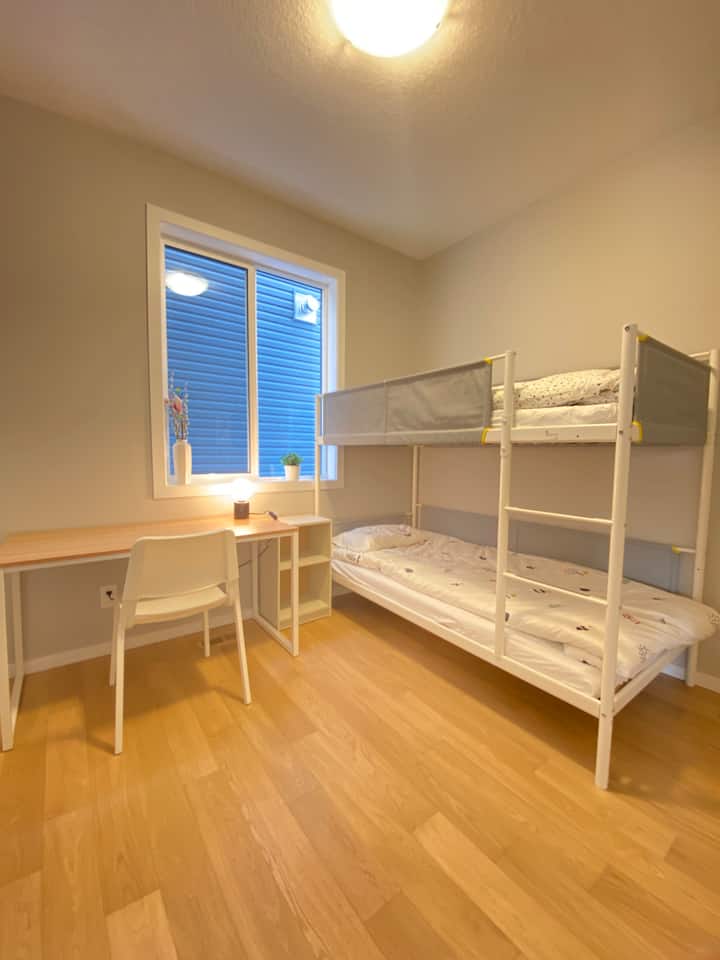 Habitación privada con escritorio