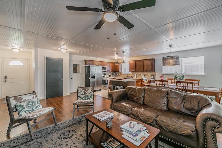 15-min Walk To Stadium W/ Huge Yard + Firepit - Arlington, TX