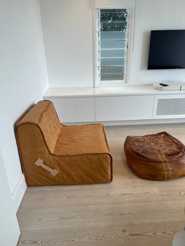 Minutes to beach, sunny and spacious, large pool gallery image 3