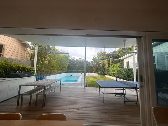 Minutes to beach, sunny and spacious, large pool gallery image 5