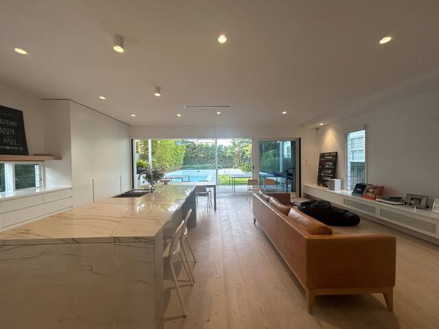 Minutes to beach, sunny and spacious, large pool gallery image 4