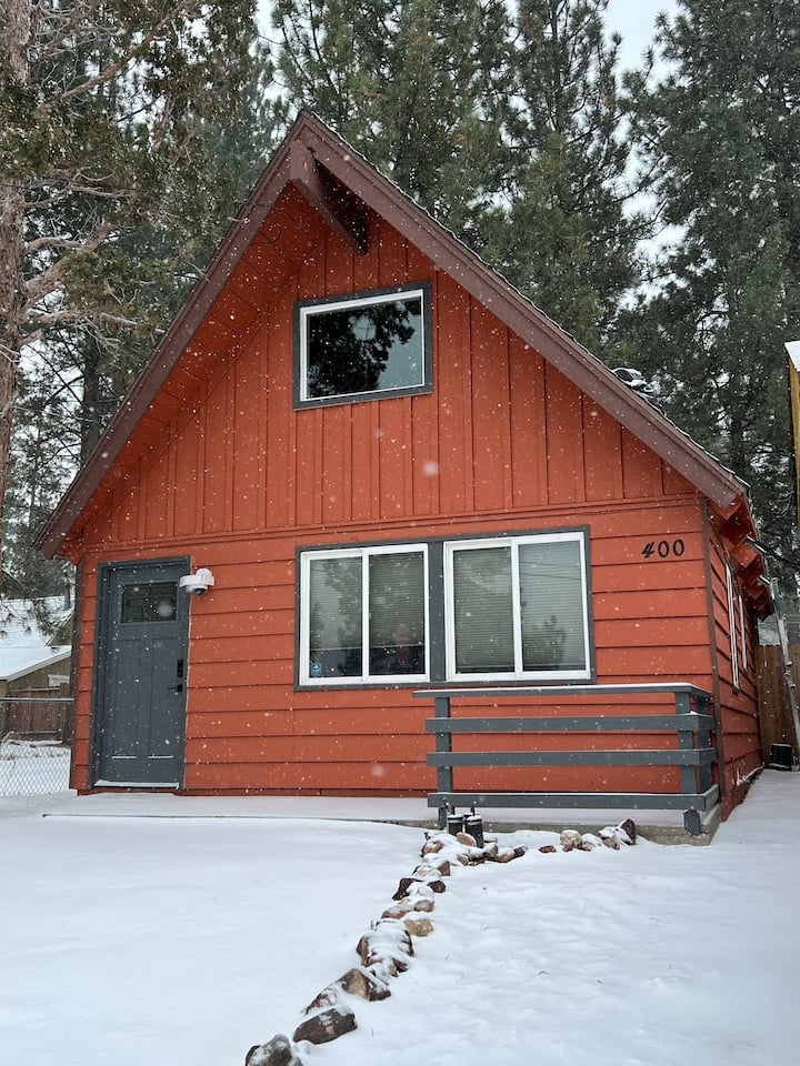 Modern Big Bear Cabin With Spa, BBQ & EV Charging