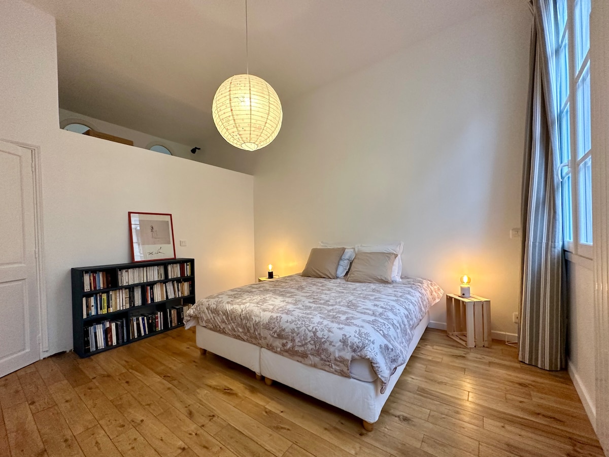 ... или добре обзаведено като голямо двойно легло...