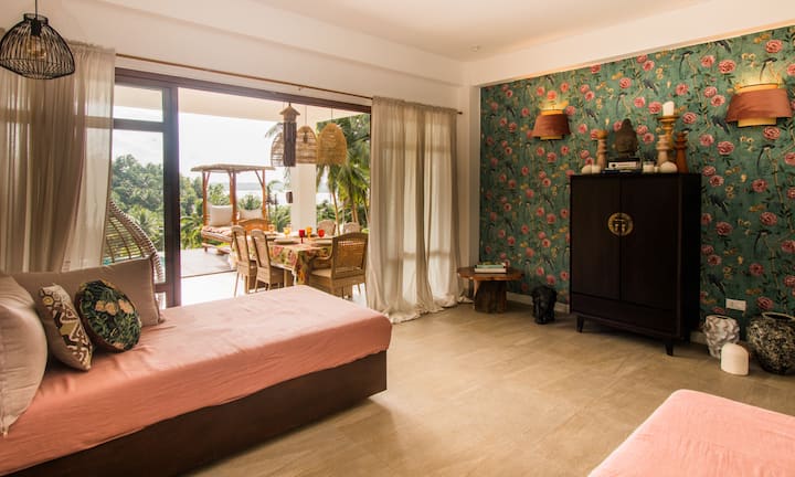 Le premier étage dispose d'une fenêtre panoramique avec vue sur la forêt et la piscine. Découvrez nos secrets à l'intérieur de cette armoire chinoise.