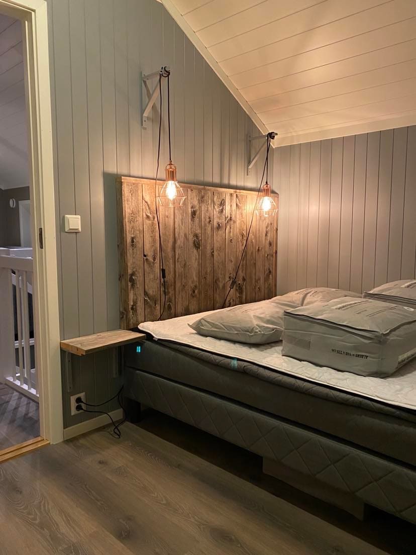 Dormitorio en el segundo piso junto a la sala de estar 1 Edredones, almohadas y sábanas superiores para todas las habitaciones. 
150 de ancho. Espacio para colchón o cuna. 