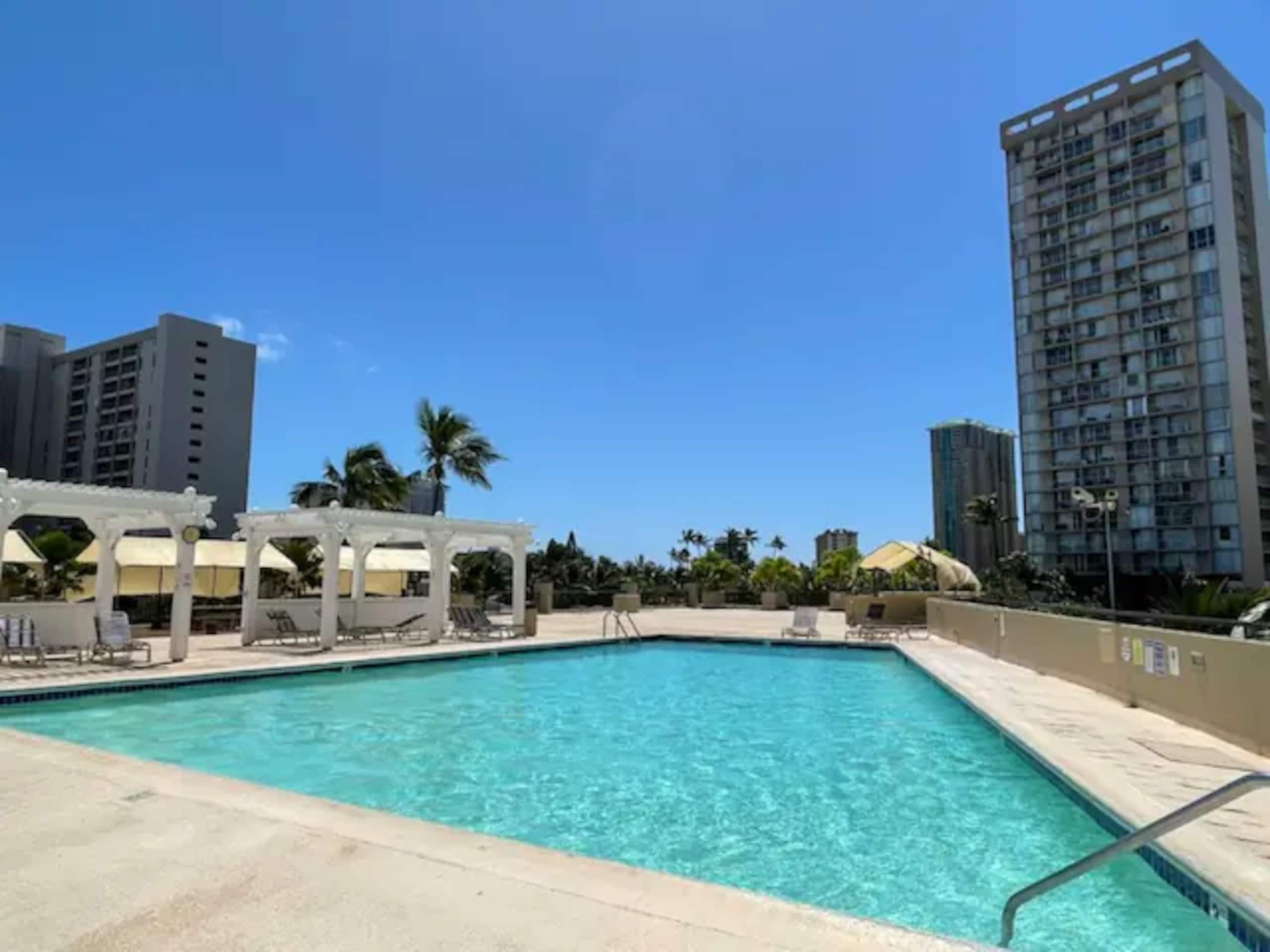 Condo in Honolulu · ★4.62 · Studio · 2 beds · 1 private bath - Image 16