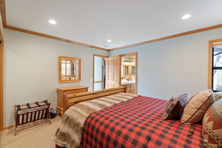 Dormitorio cinco con una cama tamaño queen.