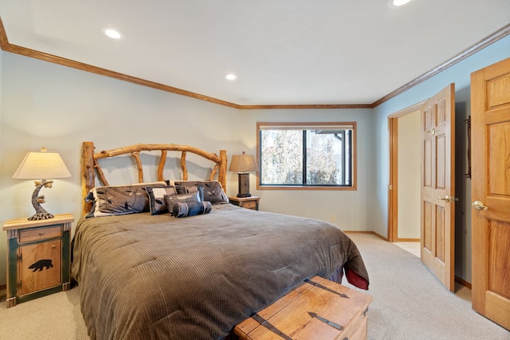 Dormitorio tres con cama tamaño queen y portaequipajes.