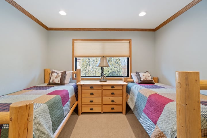 El segundo dormitorio está ubicado en el primer nivel con dos camas completas con hermosos cabeceros y un baño completo en suite.